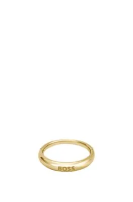 Anillo dorado con detalle de logo