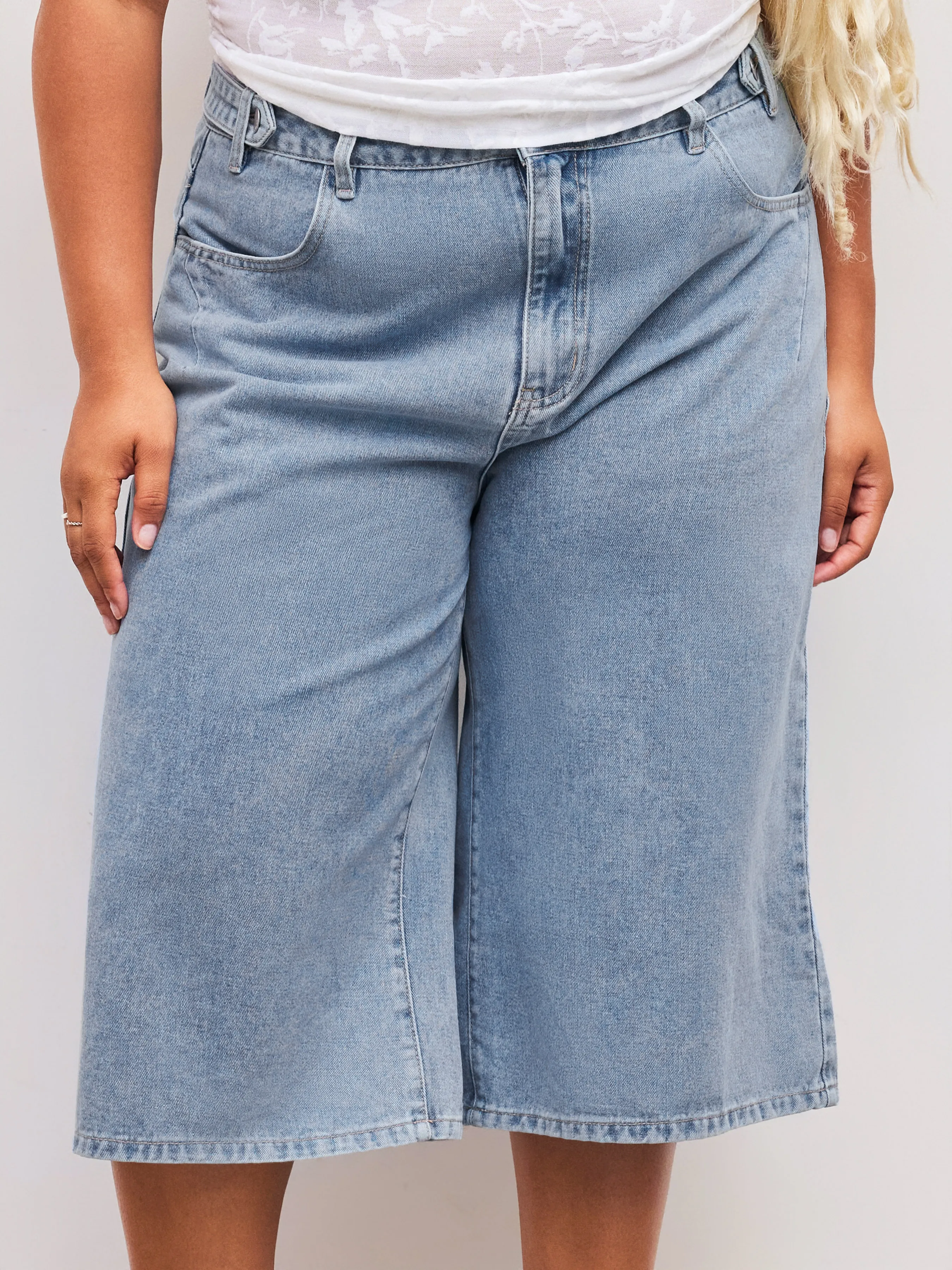 Bermudas Vaqueras de Tiro Medio y Color Liso con Bolsillos Curvy
