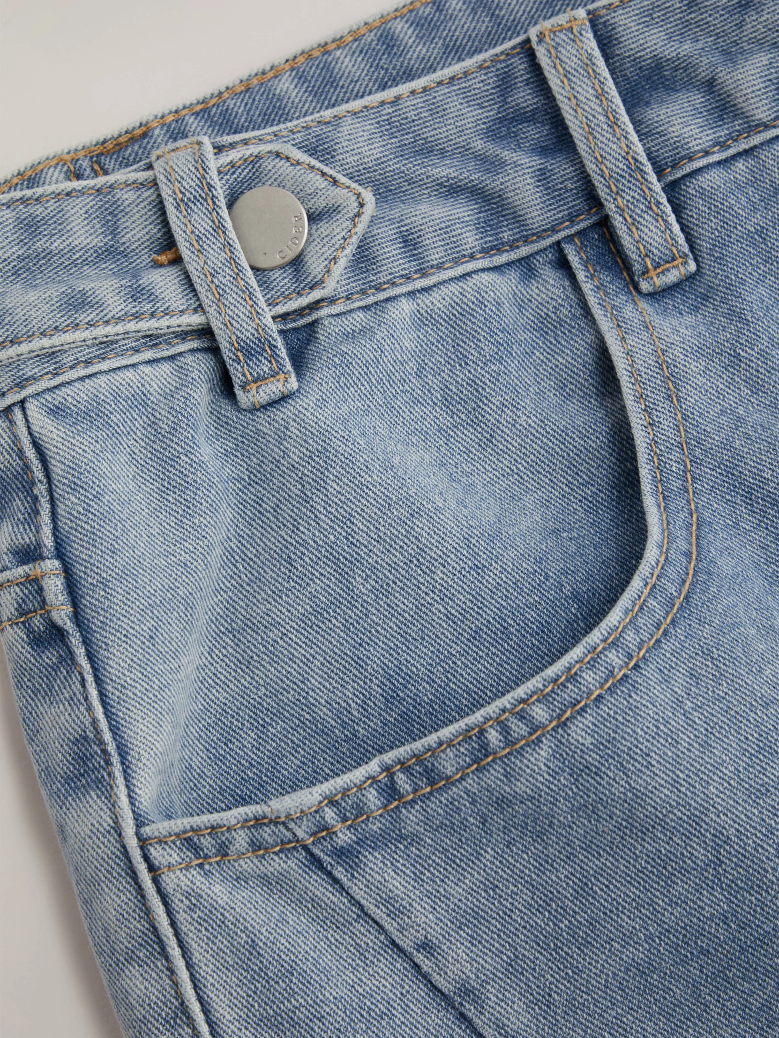 Bermudas Vaqueras de Tiro Medio y Color Liso con Bolsillos Curvy