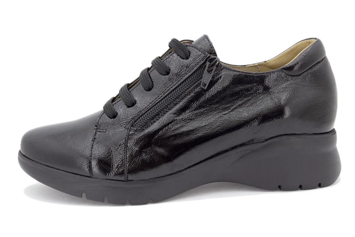 BLACK PATENT LACEUP SHOE
