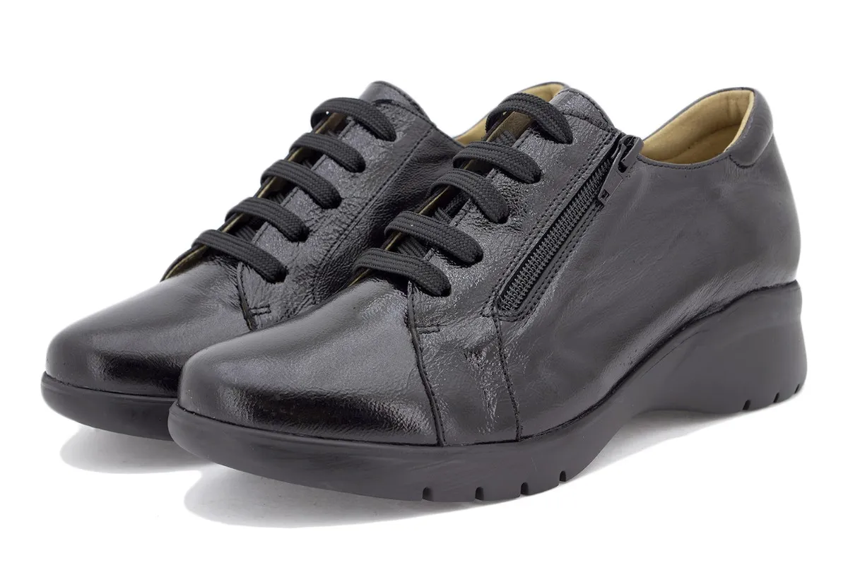 BLACK PATENT LACEUP SHOE