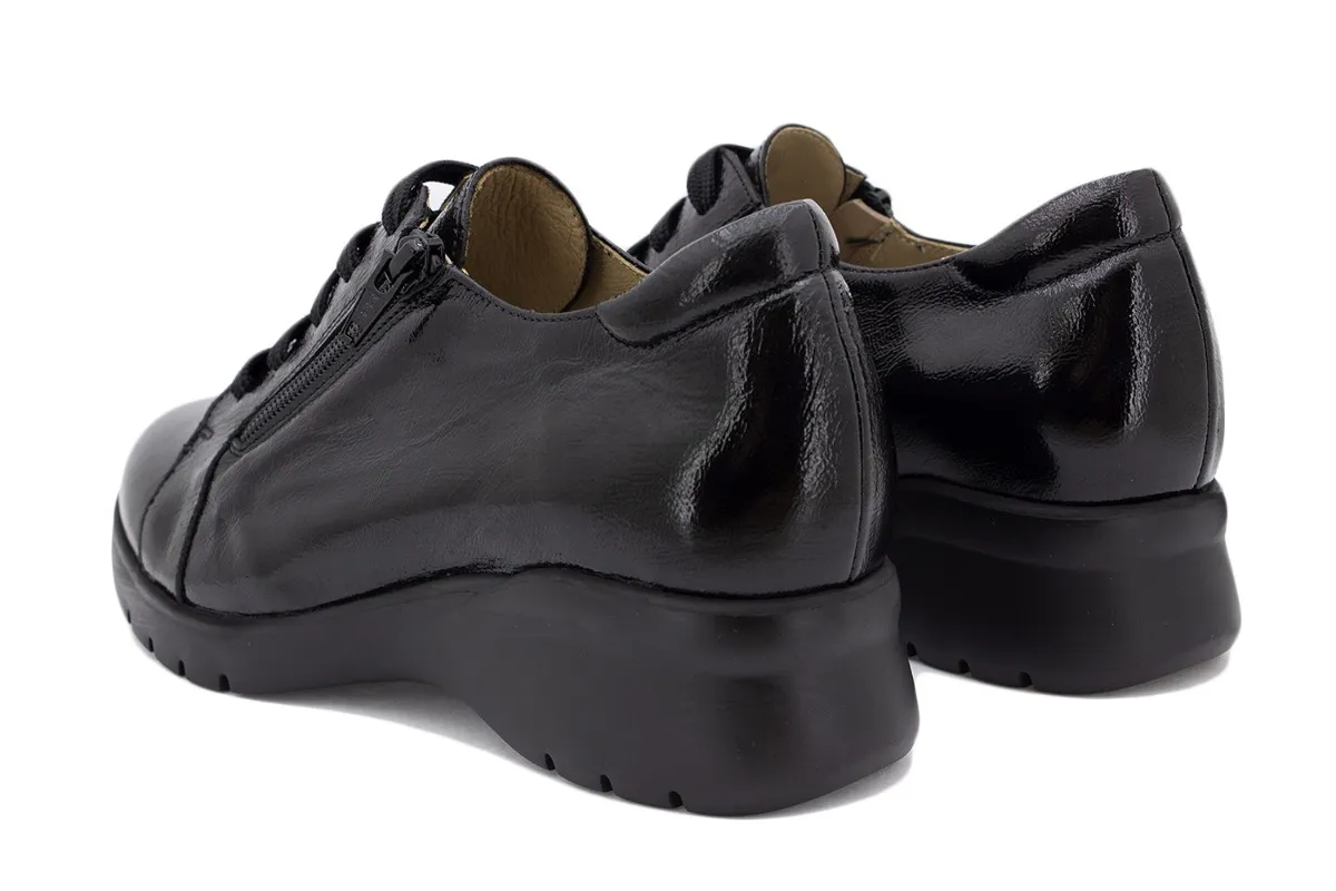 BLACK PATENT LACEUP SHOE