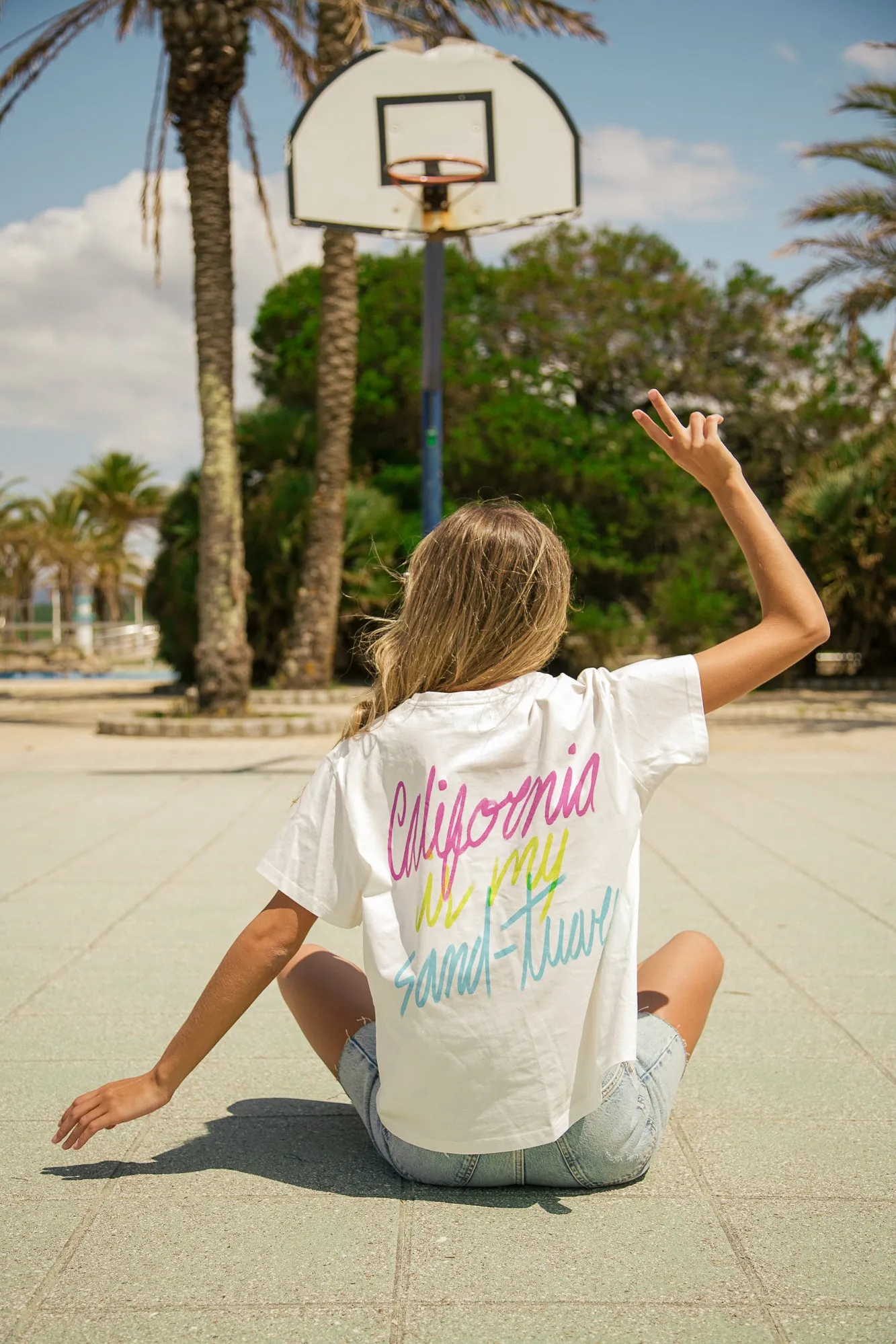CAMISETA CALIFORNIA IS MY SANDTUARY · CRUDO & NEóN ·