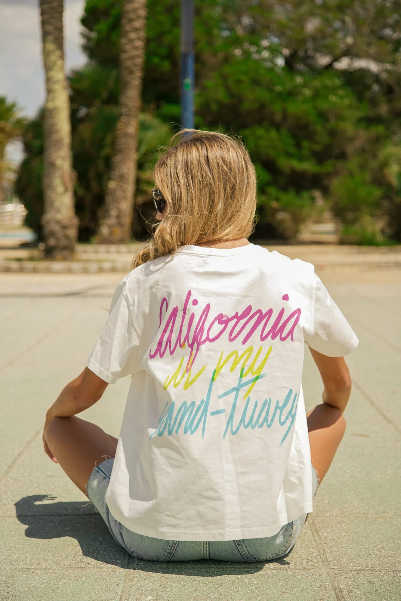 CAMISETA CALIFORNIA IS MY SANDTUARY · CRUDO & NEóN ·