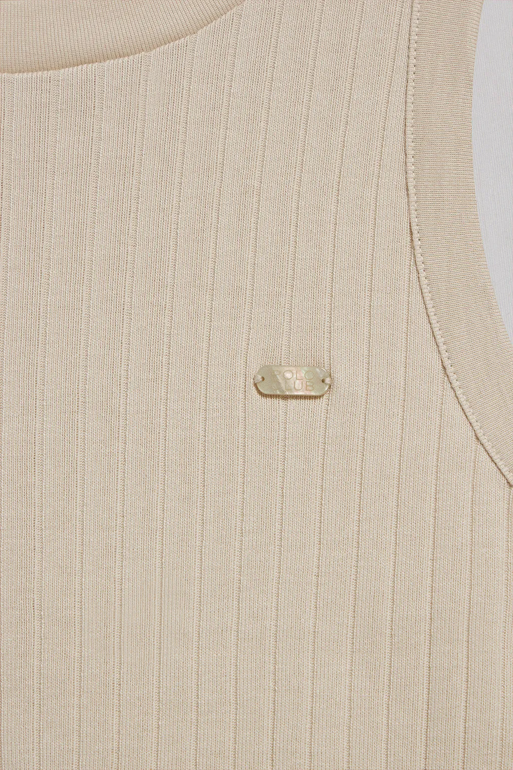 Camiseta top Tamika beige acanalada con detalle de botón nacarado Polo Club