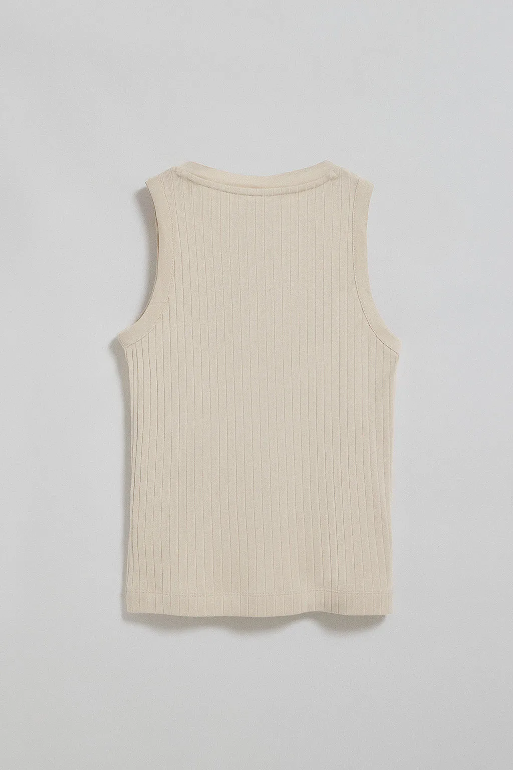 Camiseta top Tamika beige acanalada con detalle de botón nacarado Polo Club