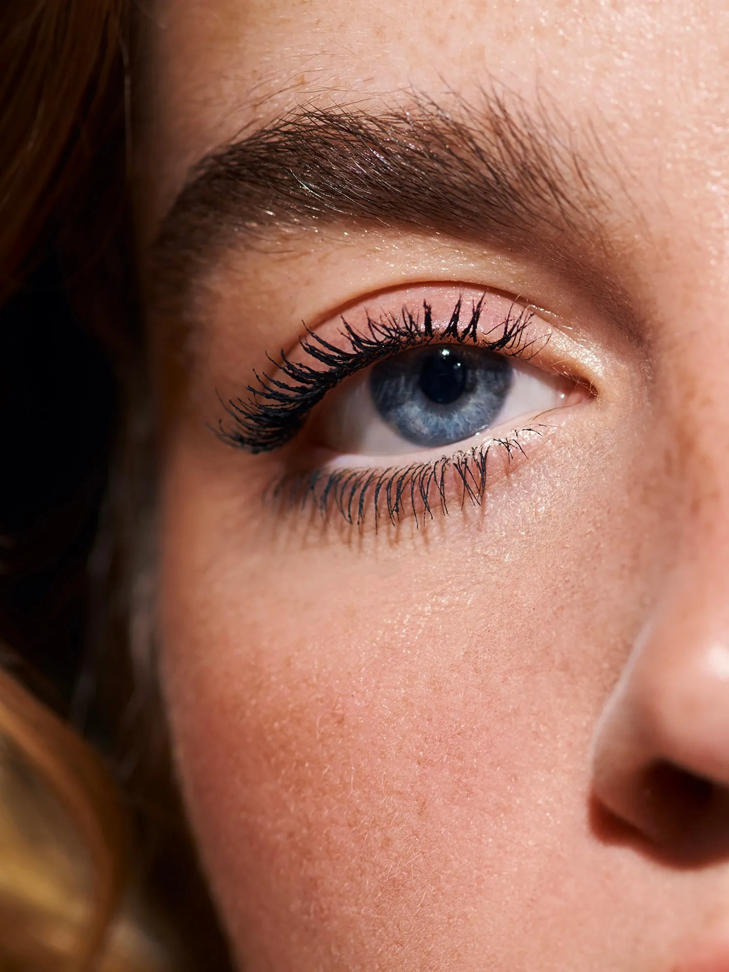 LES FILLES EN ROUJE LE MASCARA EN   NOIR