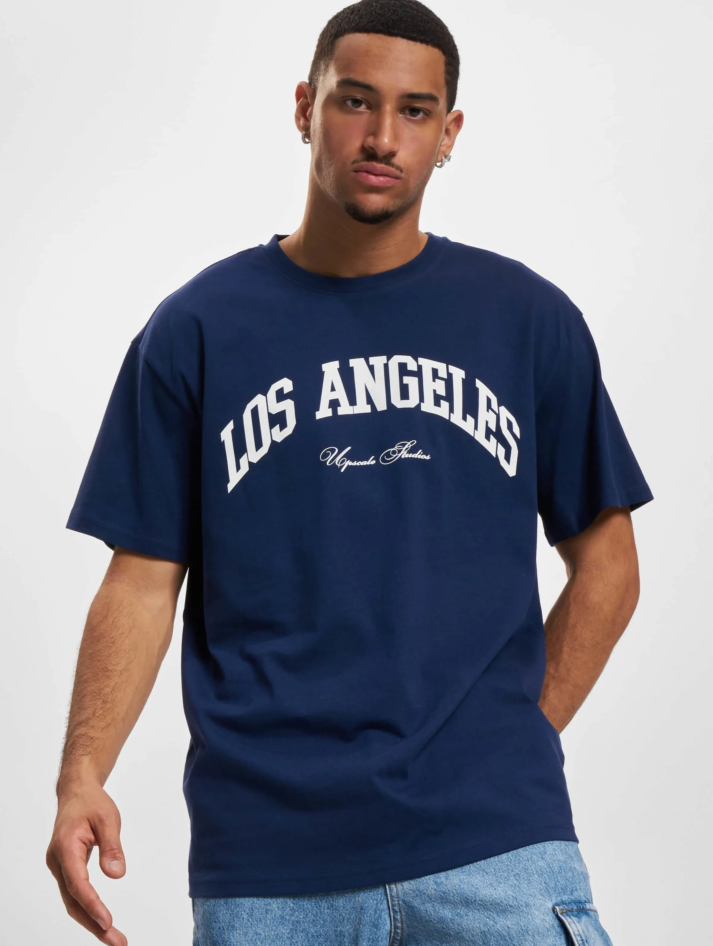 MISTER TEE UPSCALE MISTER TEE UPSCALE L.A. COLLEGE OVERSIZE TSHIRT