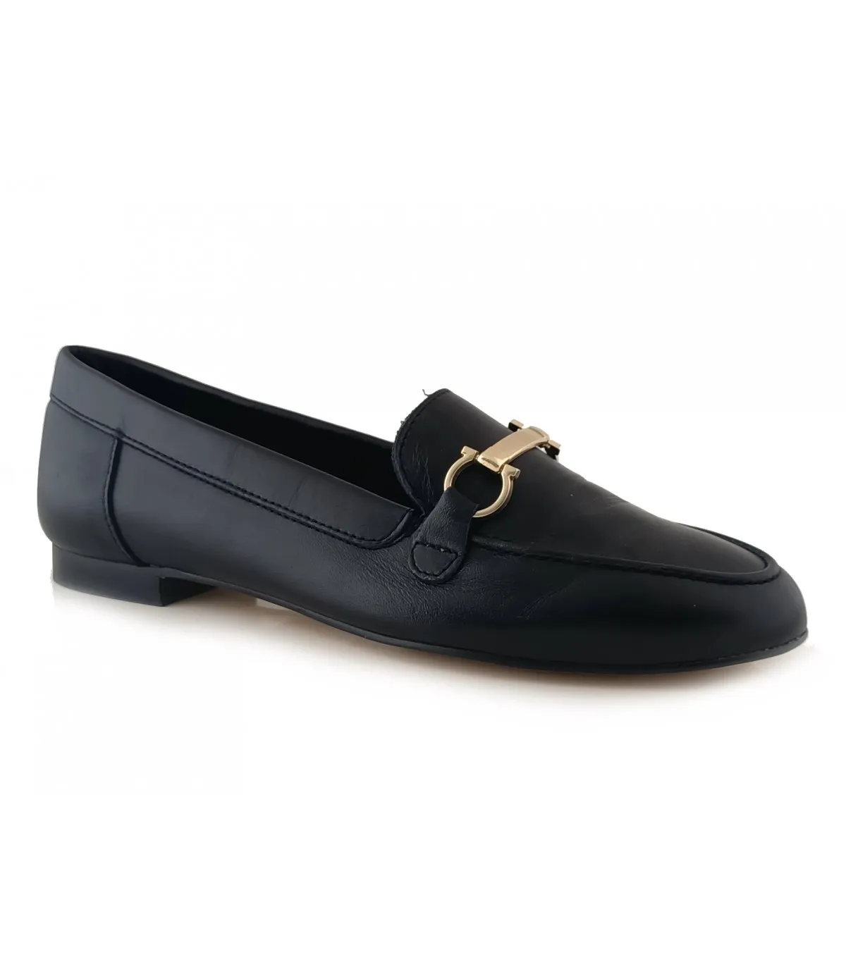 Mocasín con estribo en piel negra.