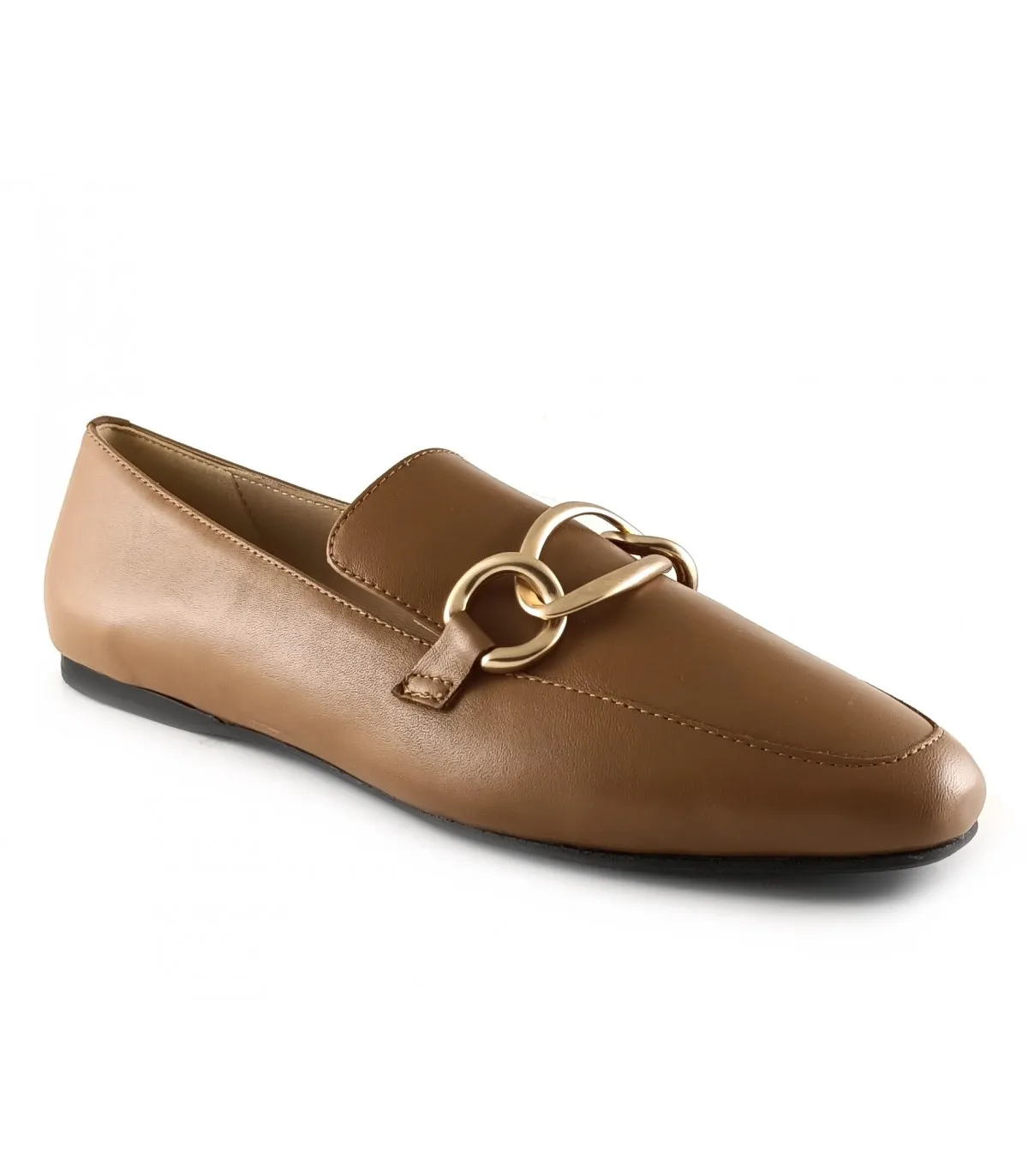 Mocasín de color cuero con cadena