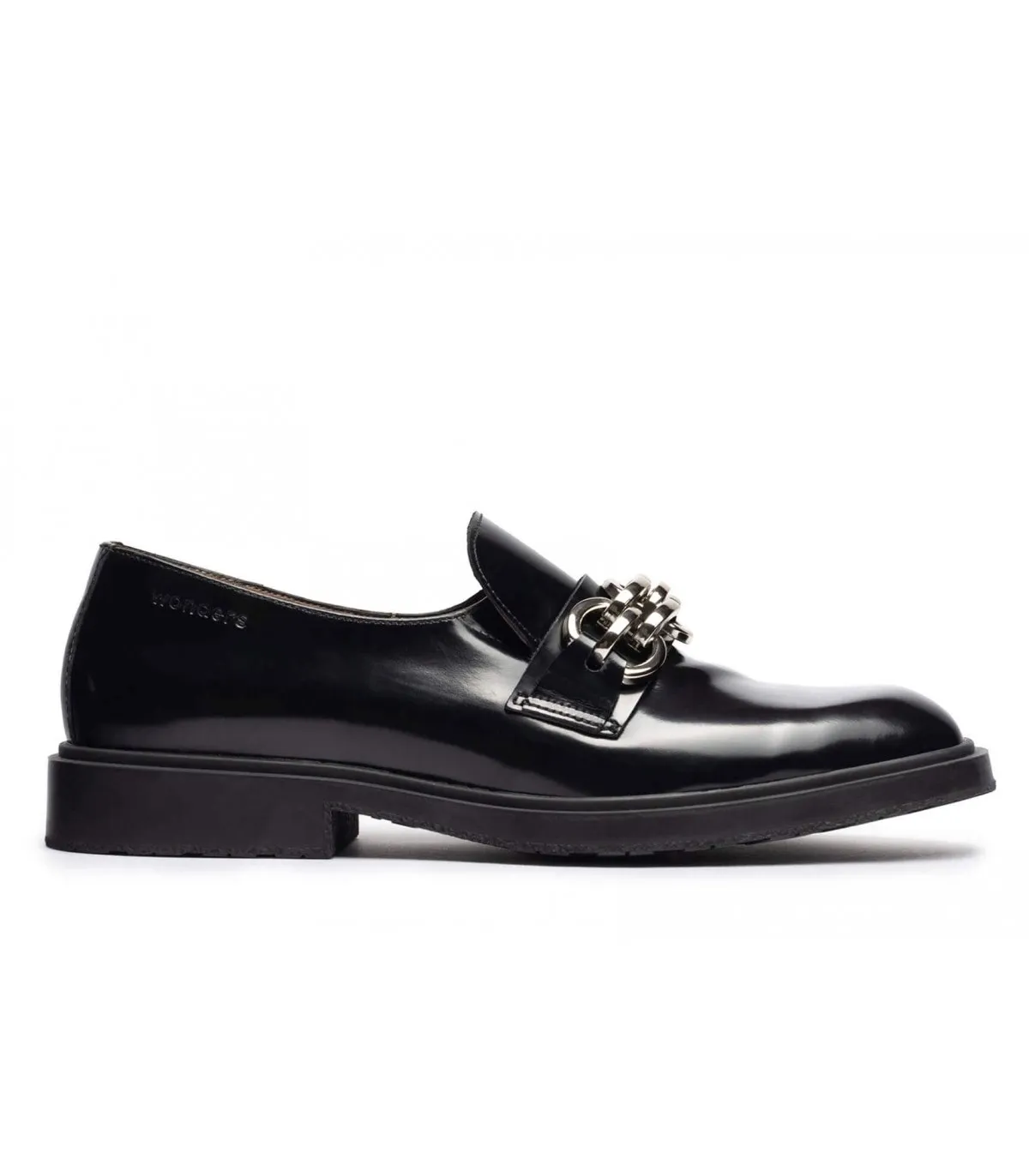 Mocasín de piel negra con cadena en el empeine