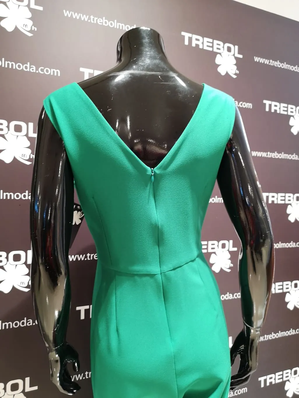Mono con cintura drapeada