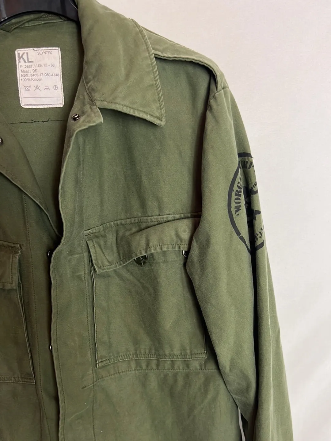 OTRAS. Chaqueta verde dibujo espalda. T S/M