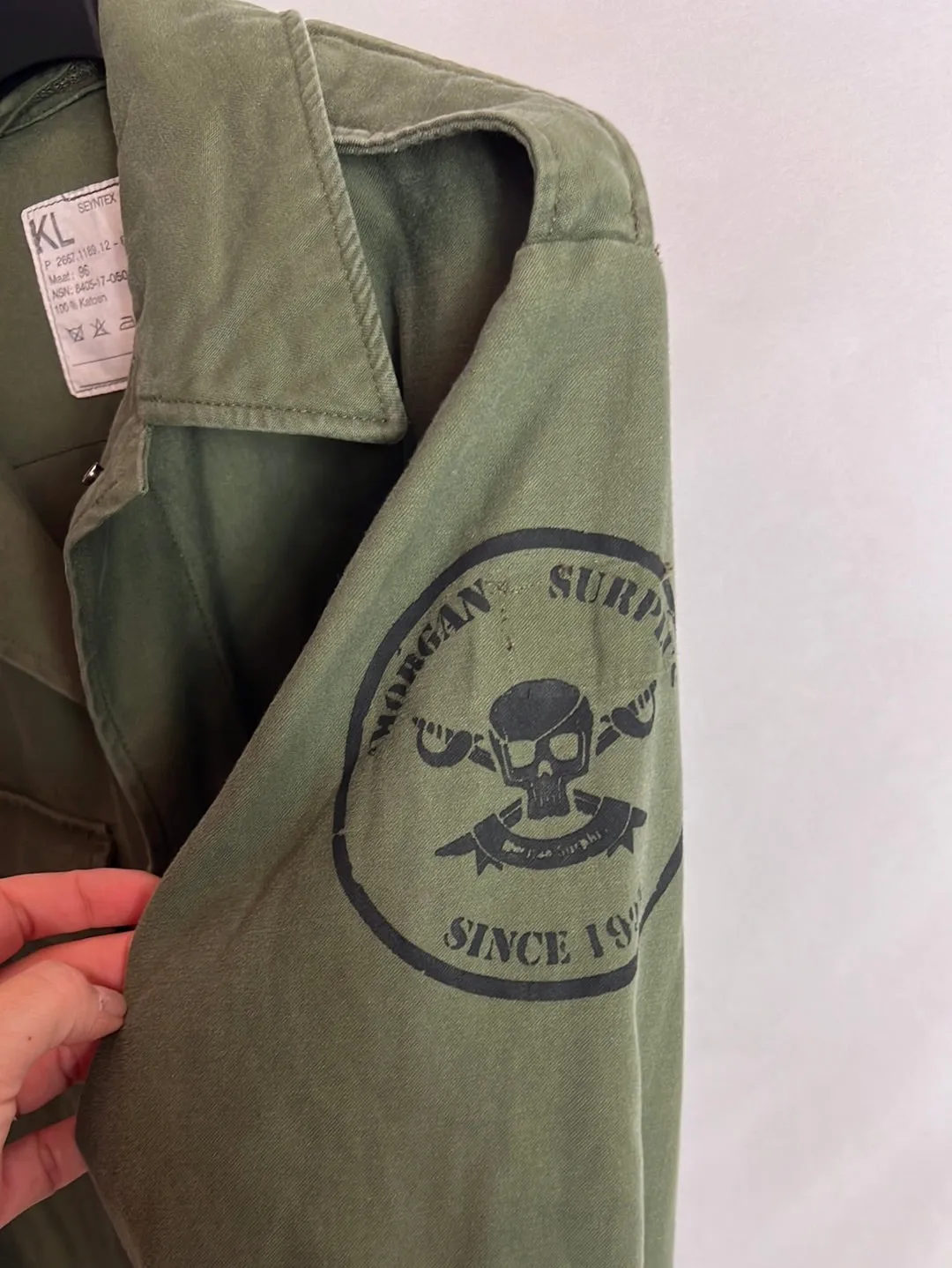 OTRAS. Chaqueta verde dibujo espalda. T S/M