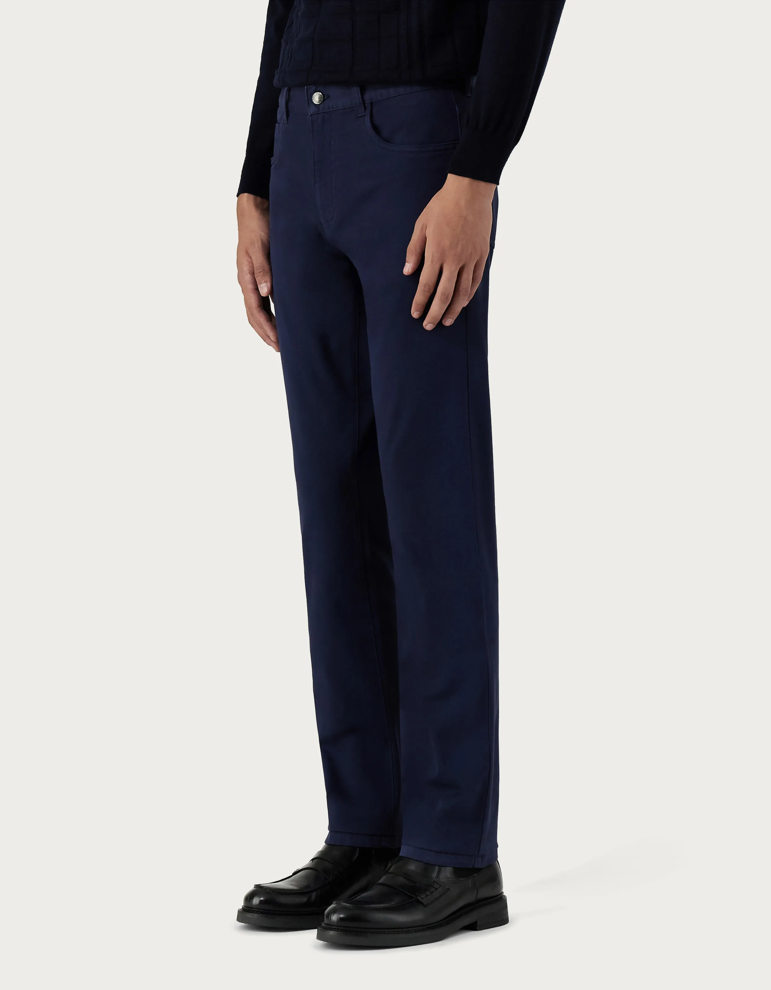Pantalones cinco bolsillos en sarga de algodón teñido en prenda azul 