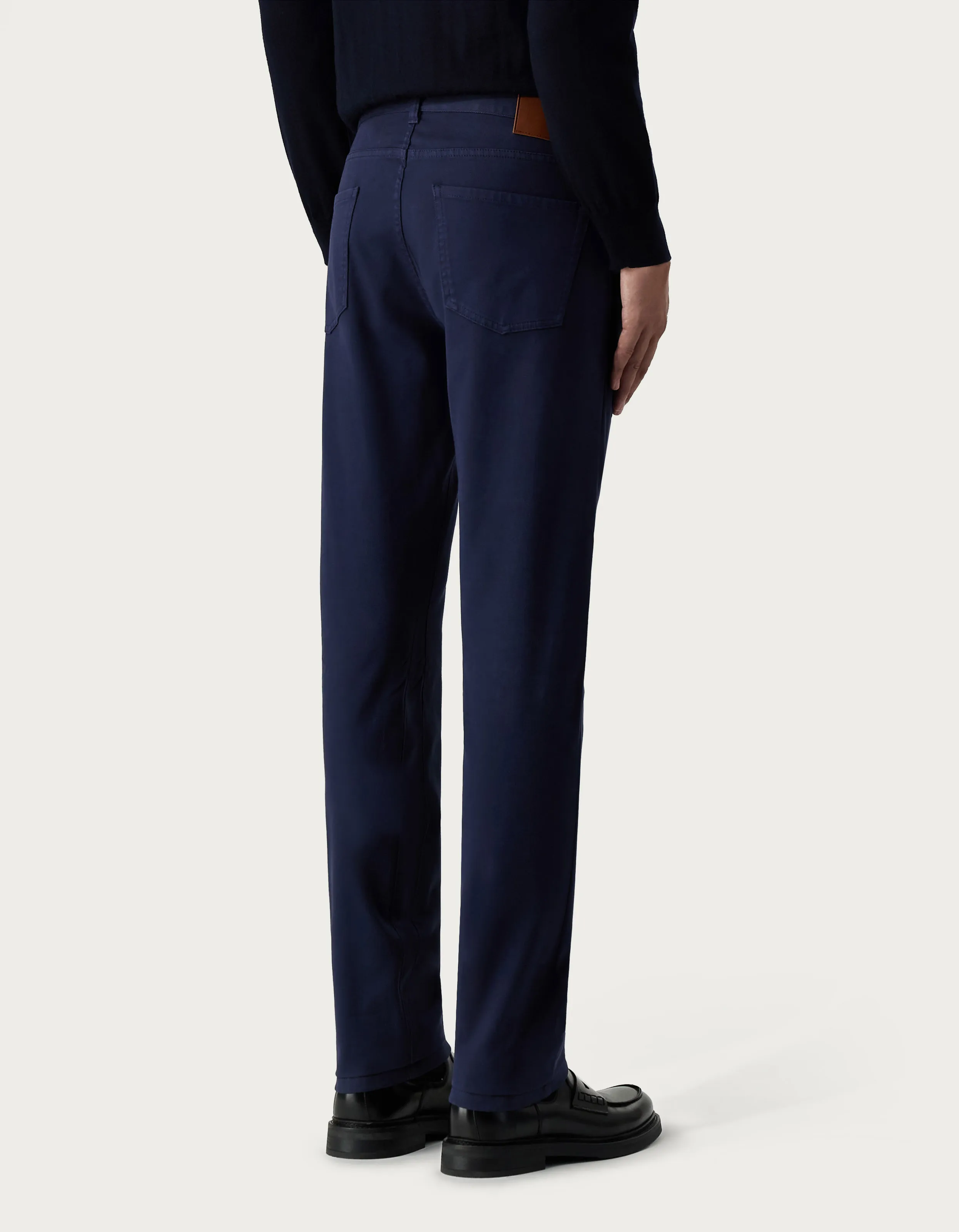 Pantalones cinco bolsillos en sarga de algodón teñido en prenda azul 