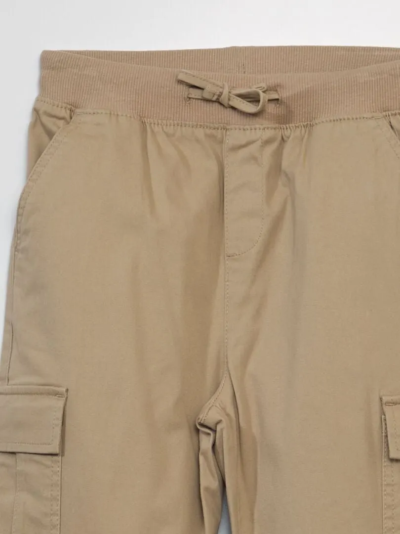 PANTALóN CON BOLSILLOS CON SOLAPA  CORTE MáS CóMODO  BEIGE