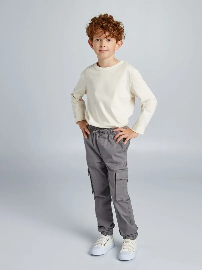 PANTALóN CON MúLTIPLES BOLSILLOS  CORTE MáS AJUSTADO  GRIS