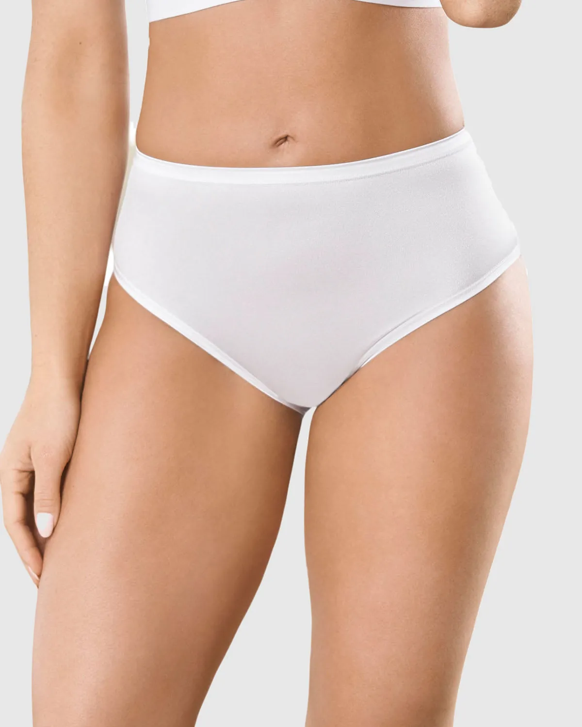 Panty clásico de control con excelente cubrimiento en tela suave
