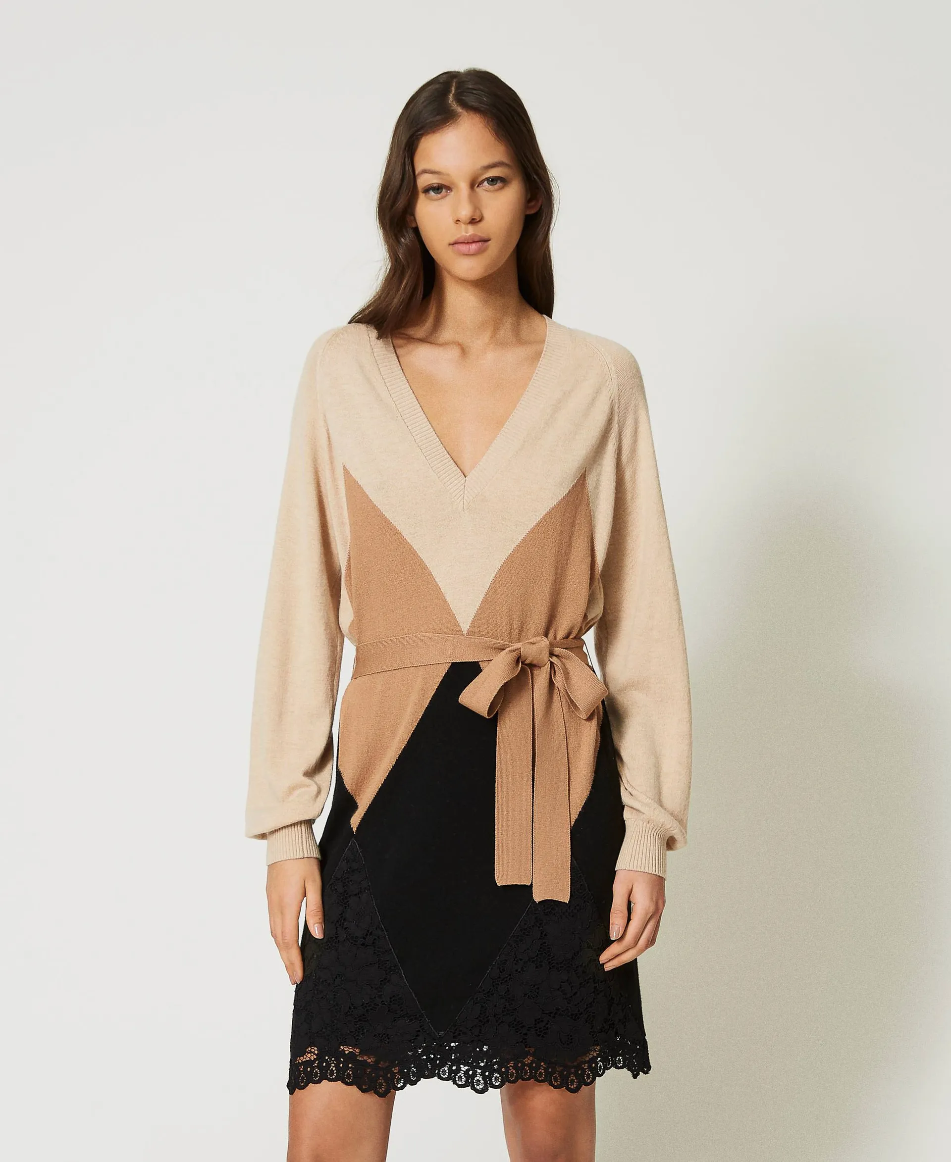 Robe courte en maille de laine mélangée avec dentelle