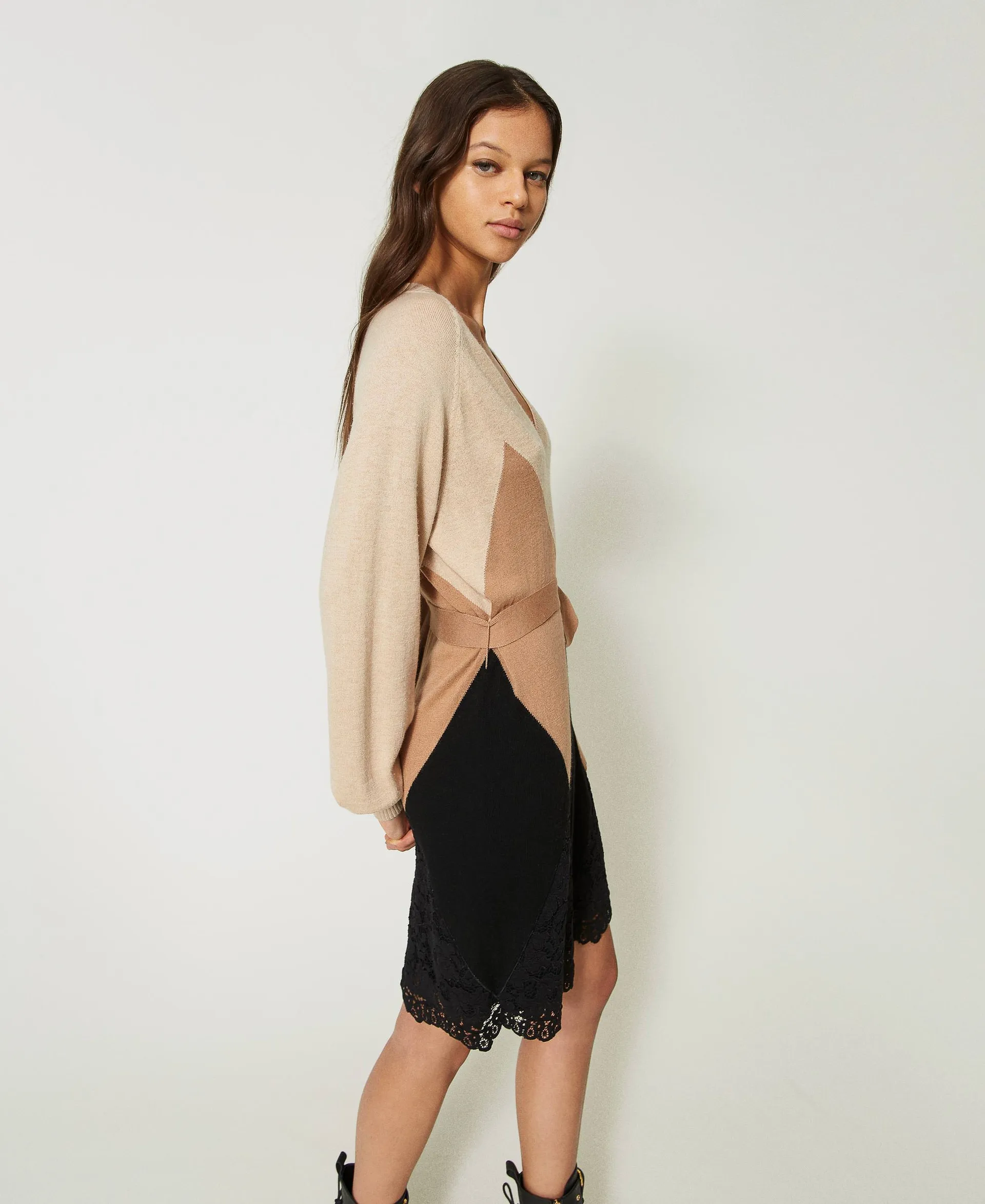 Robe courte en maille de laine mélangée avec dentelle