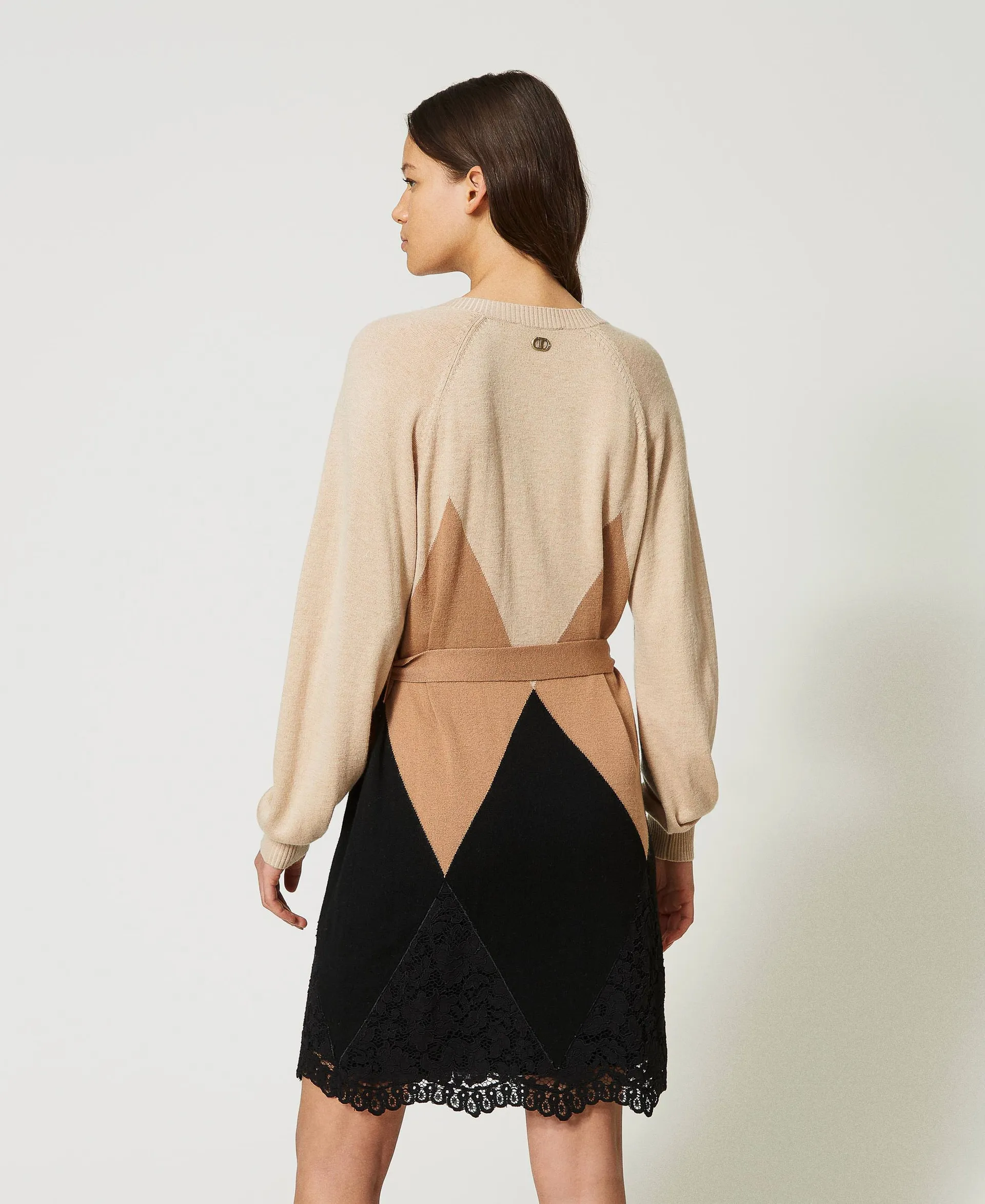 Robe courte en maille de laine mélangée avec dentelle