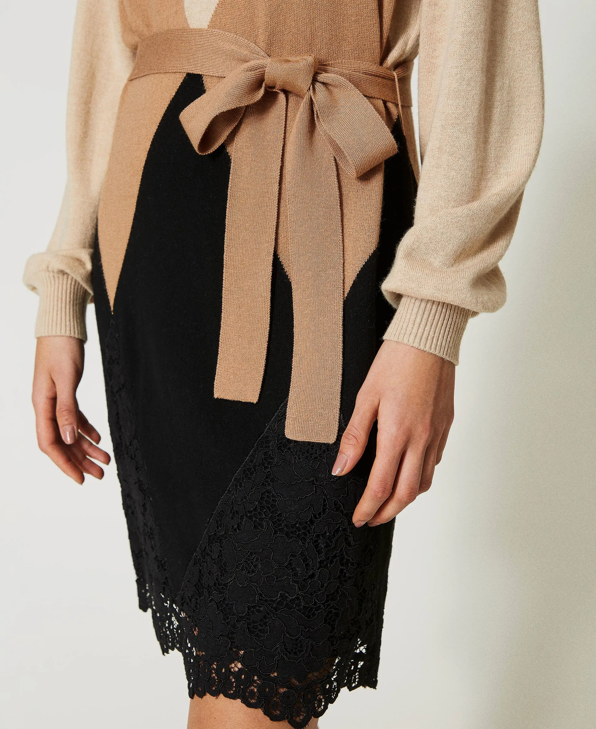 Robe courte en maille de laine mélangée avec dentelle