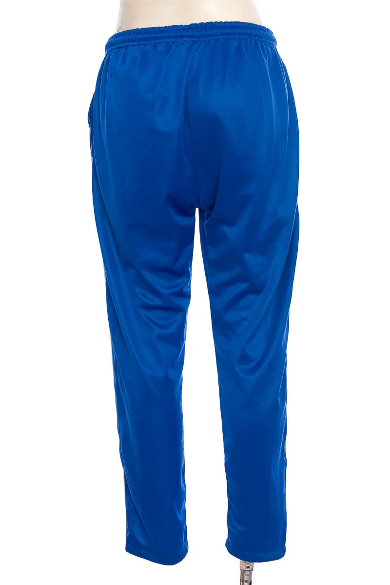 ROPA DEPORTIVA COLOR AZUL  CLOSEANDO