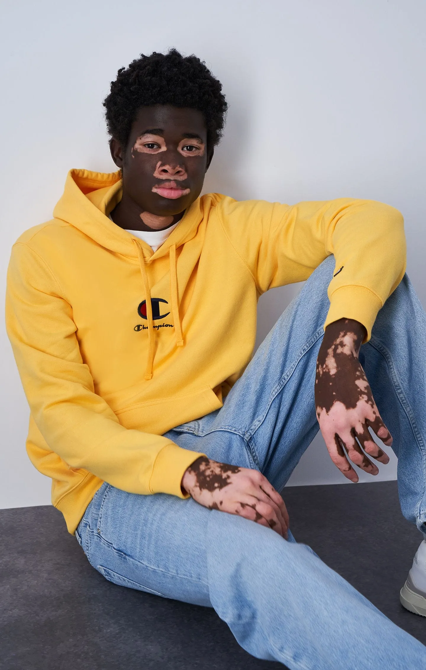 Sudadera con capucha y el nuevo logotipo de Champion