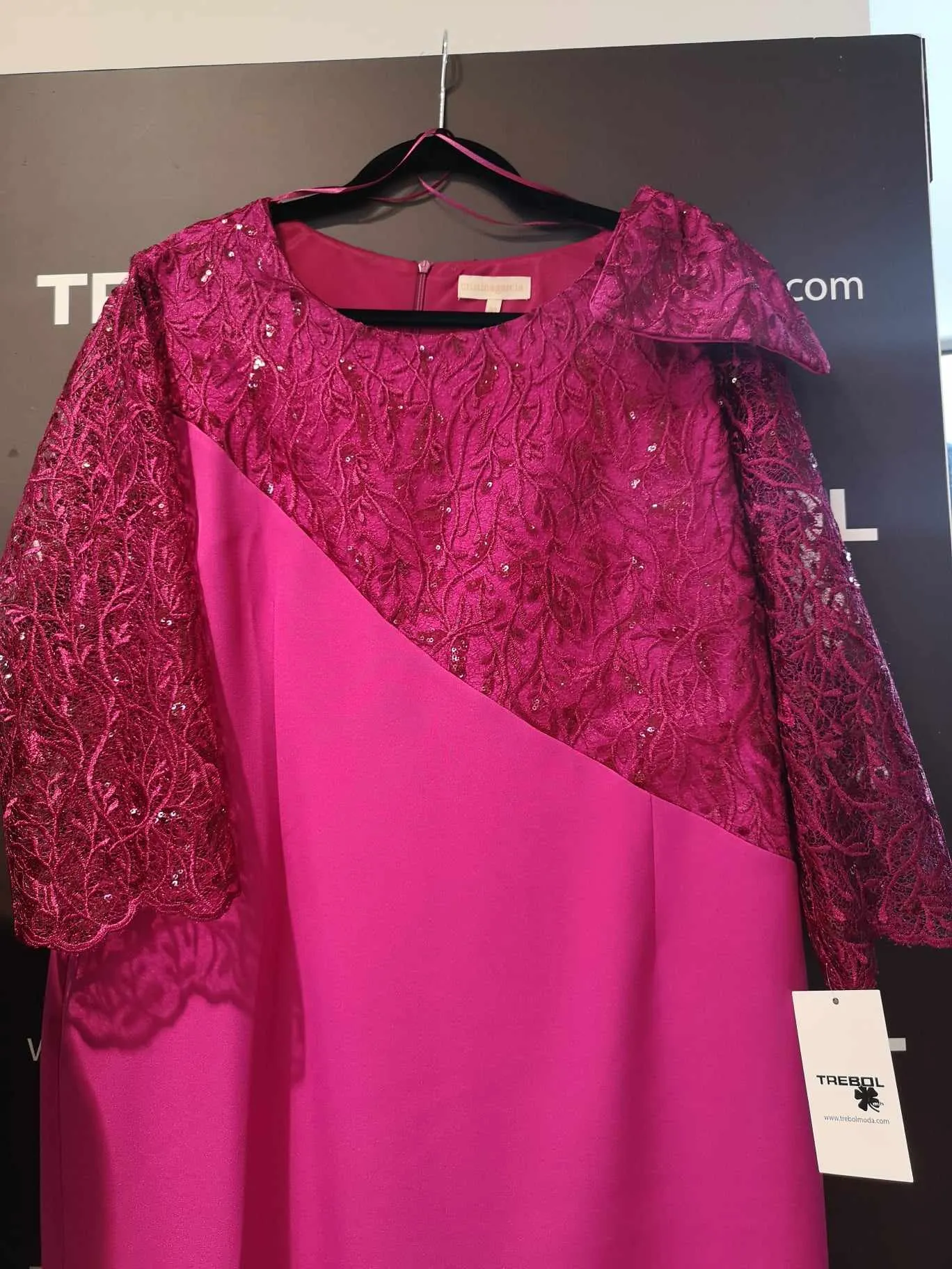 Vestido con detalles de guipur