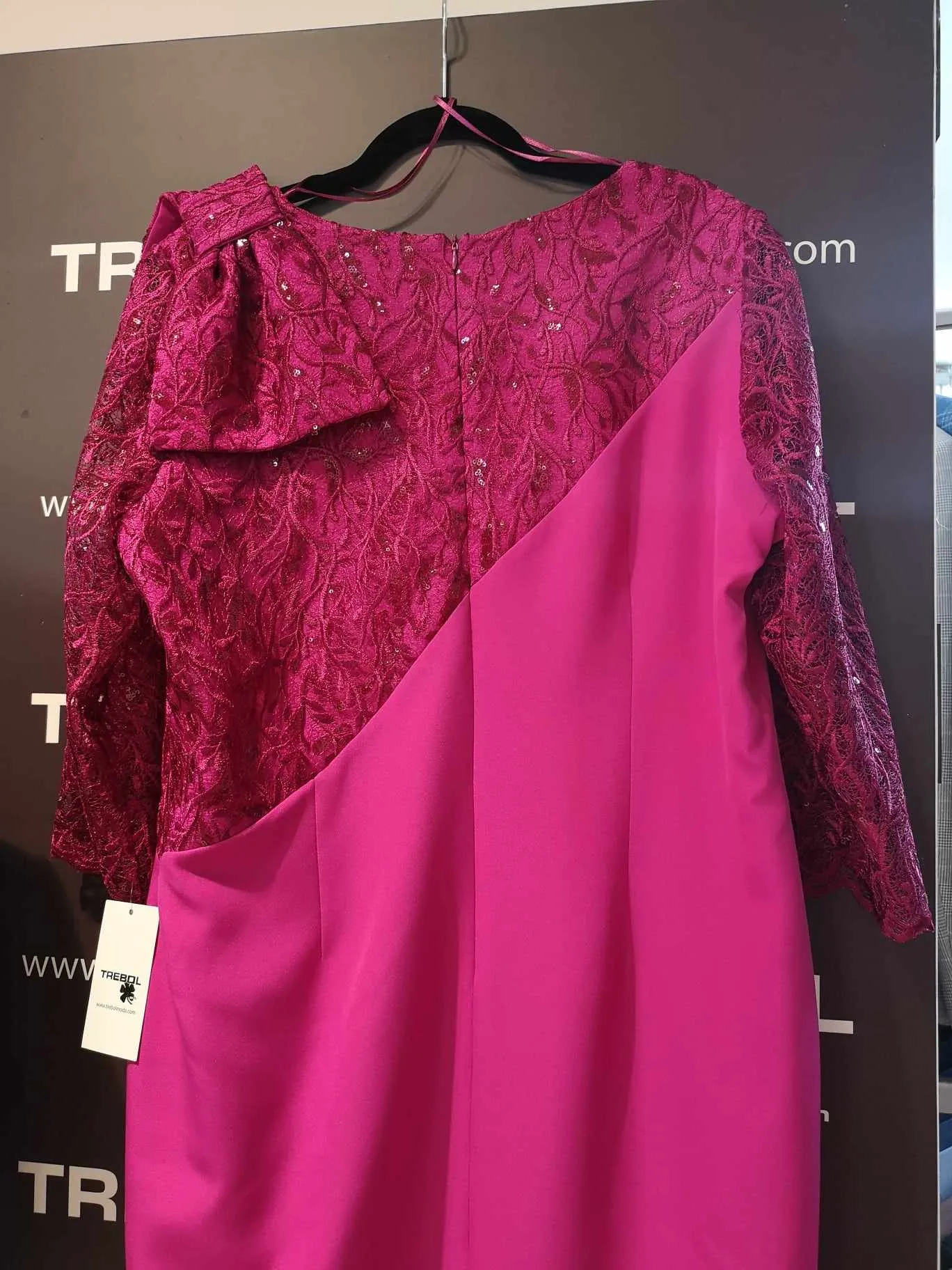 Vestido con detalles de guipur