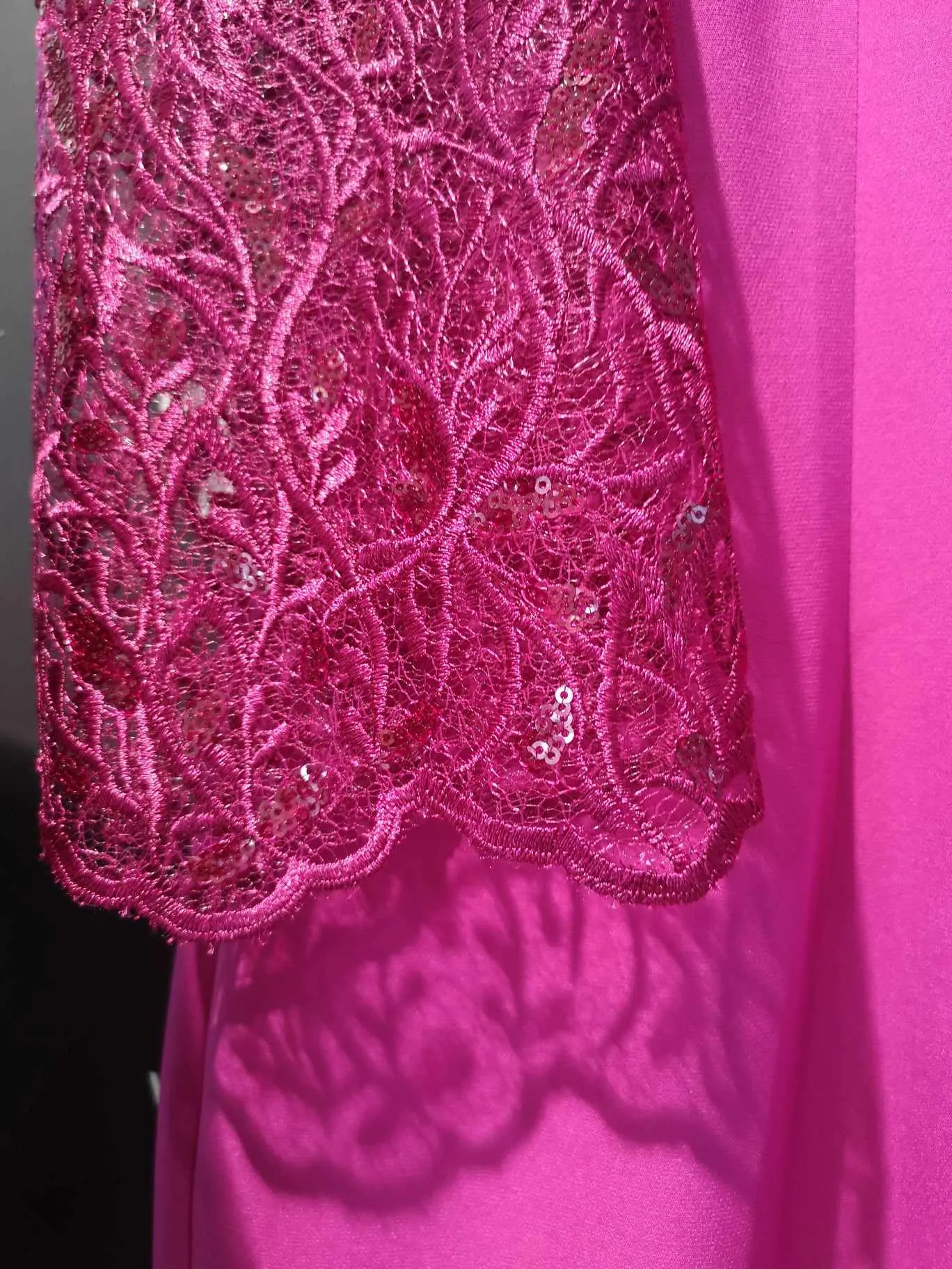 Vestido con detalles de guipur
