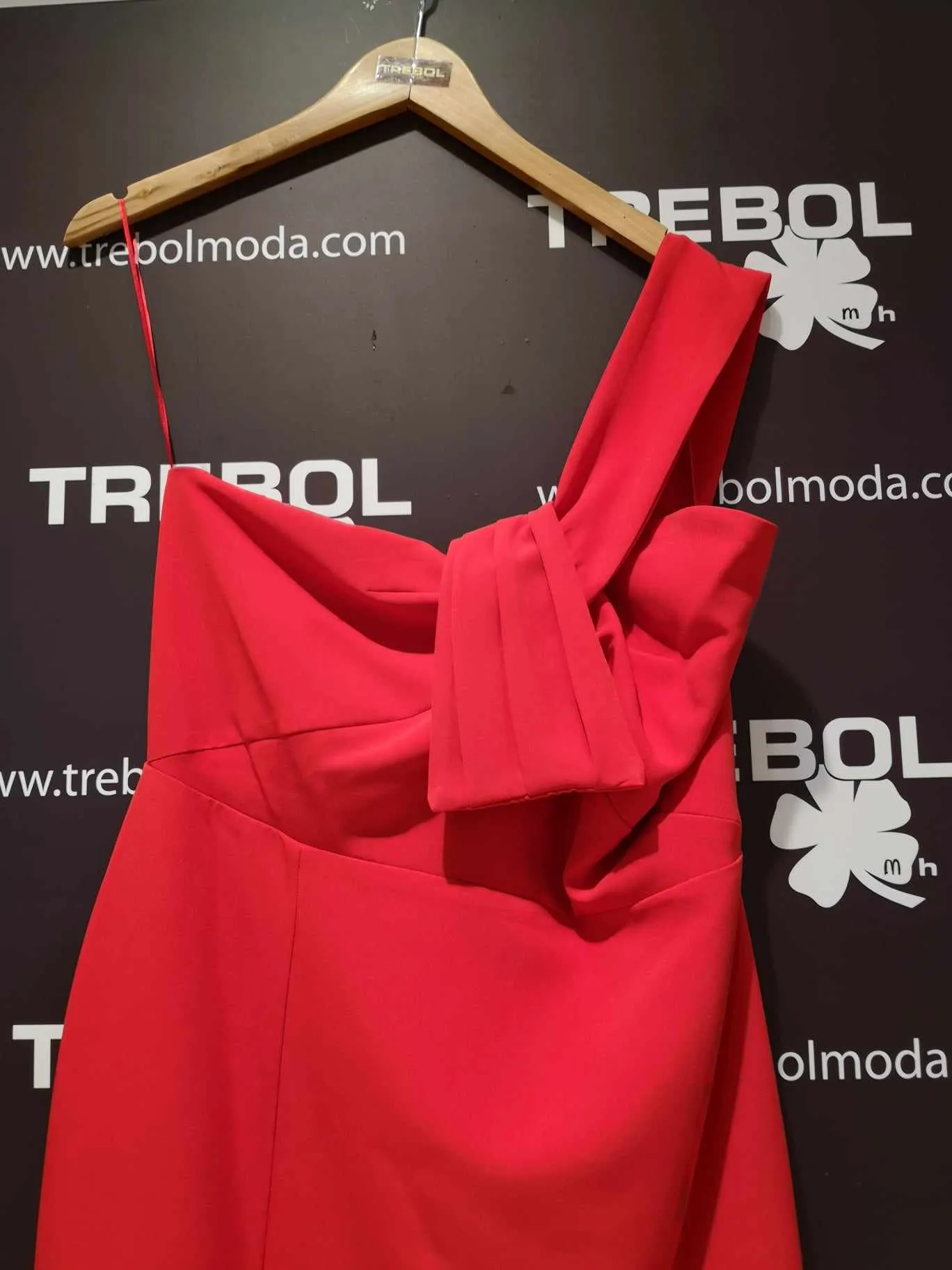 Vestido con tirante asimétrico