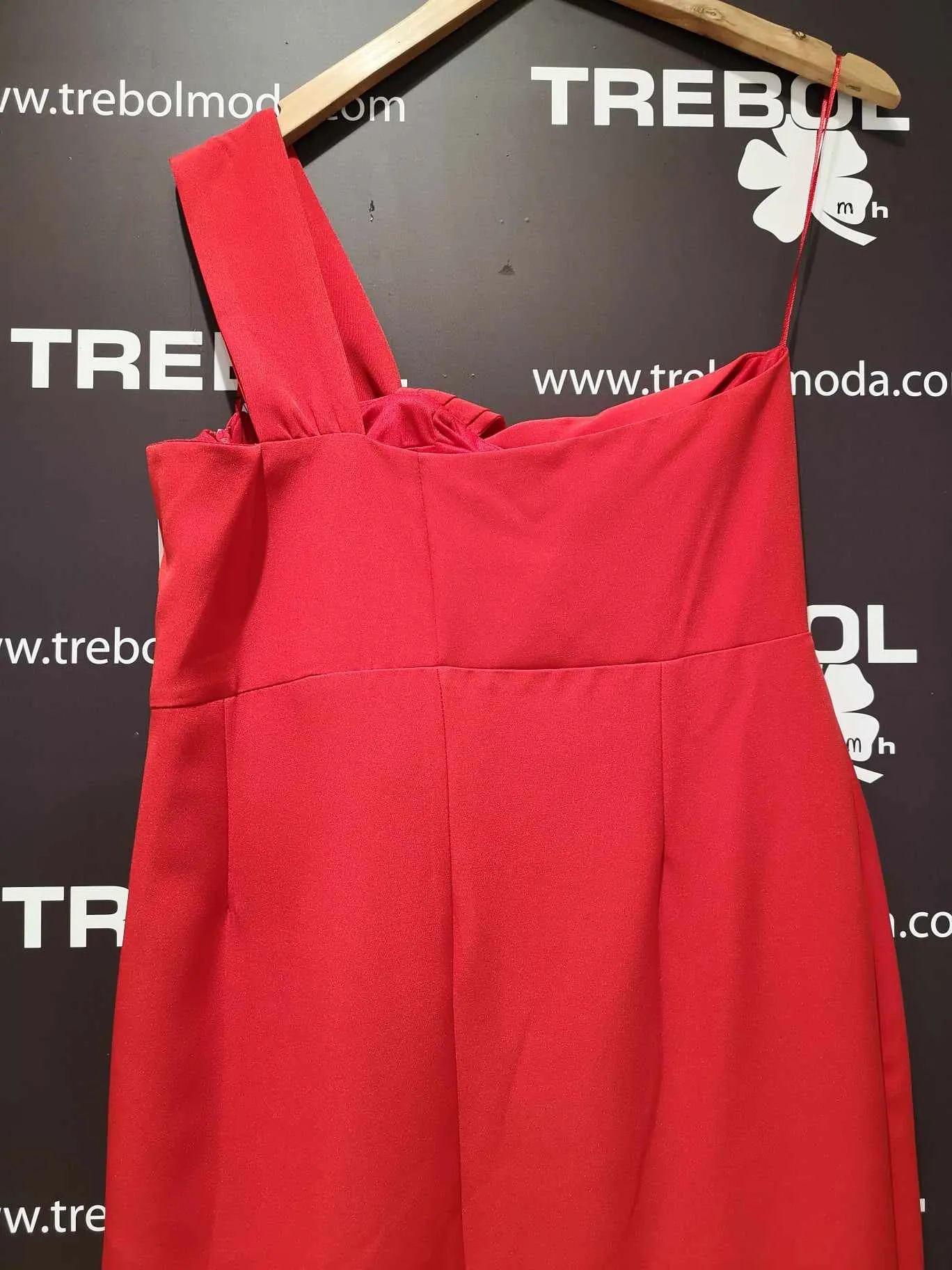 Vestido con tirante asimétrico