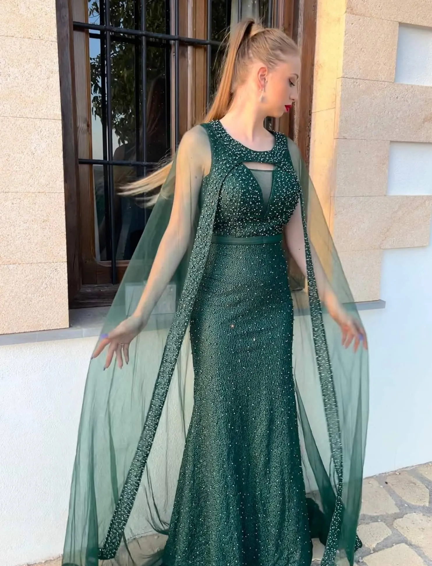 Vestido largo con capa de tul