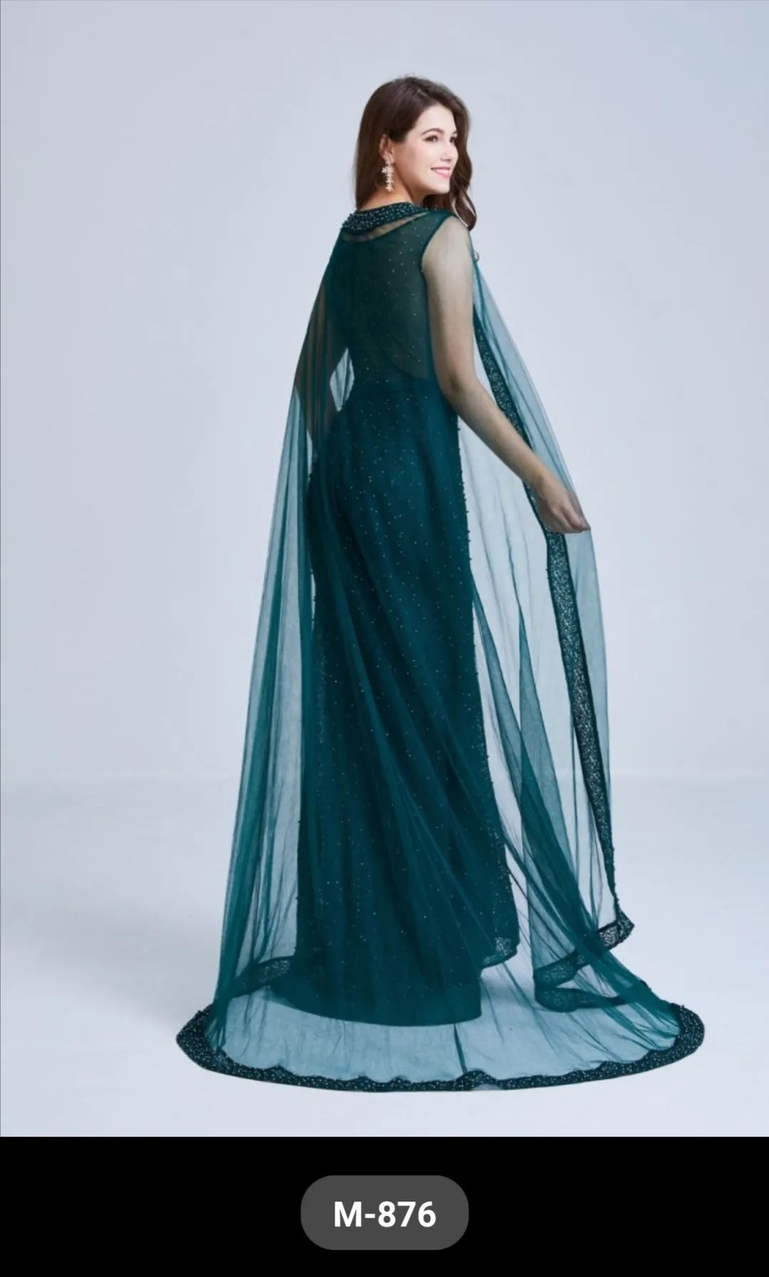 Vestido largo con capa de tul