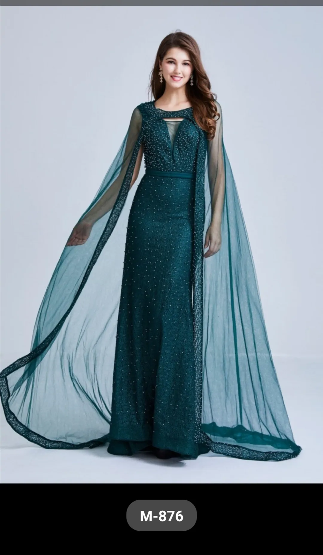 Vestido largo con capa de tul