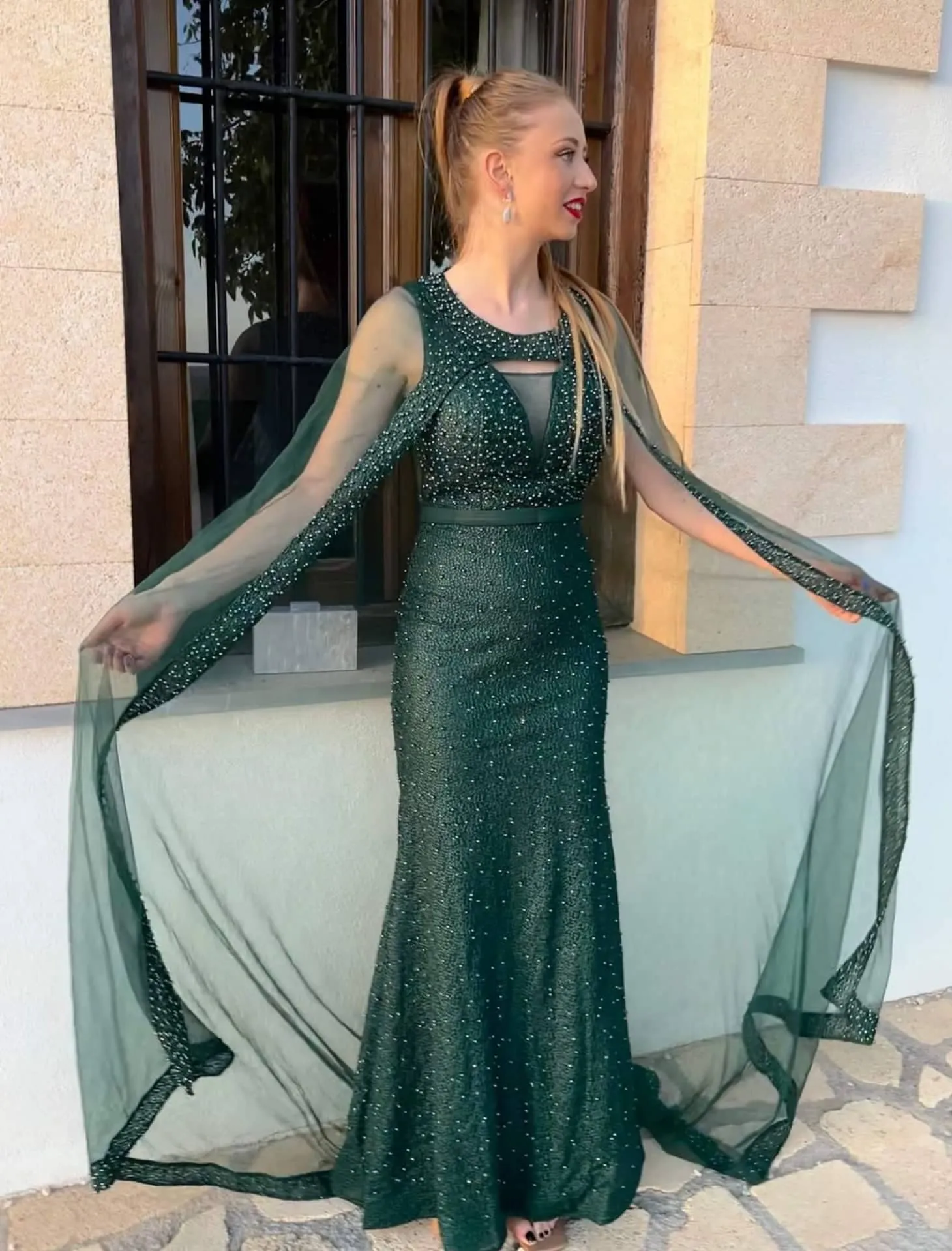 Vestido largo con capa de tul