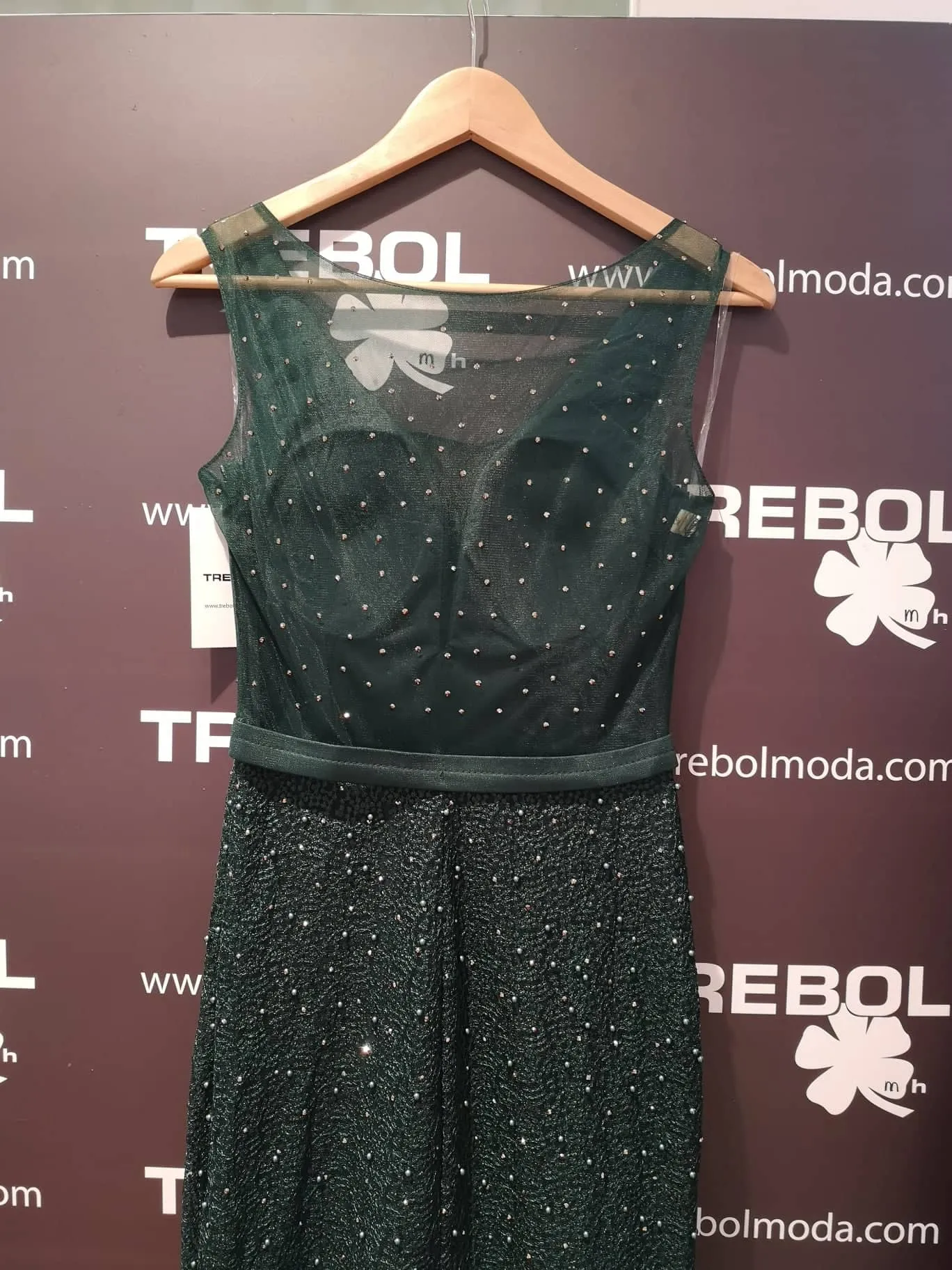 Vestido largo con capa de tul
