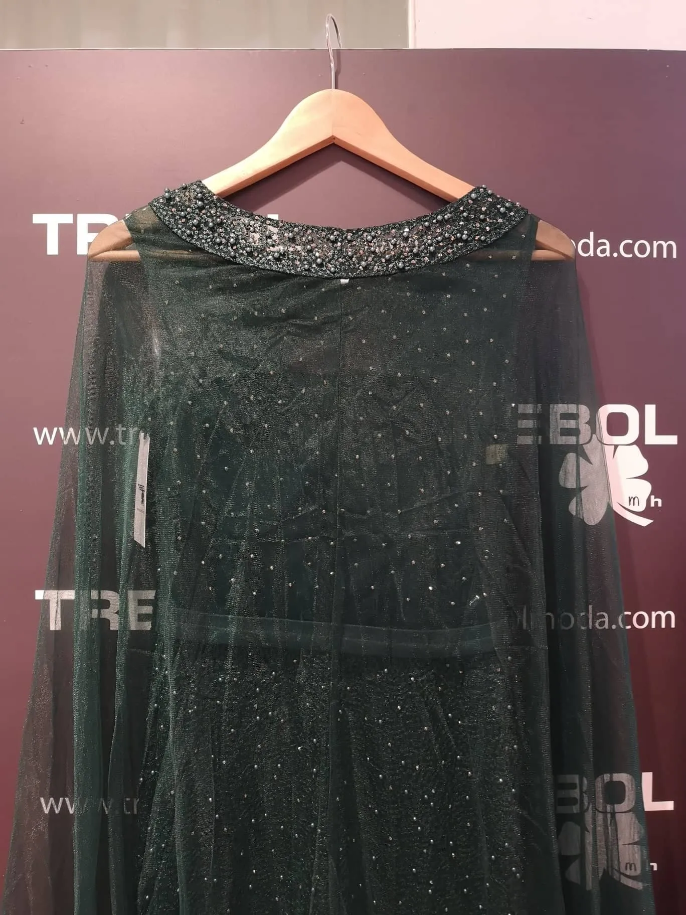 Vestido largo con capa de tul