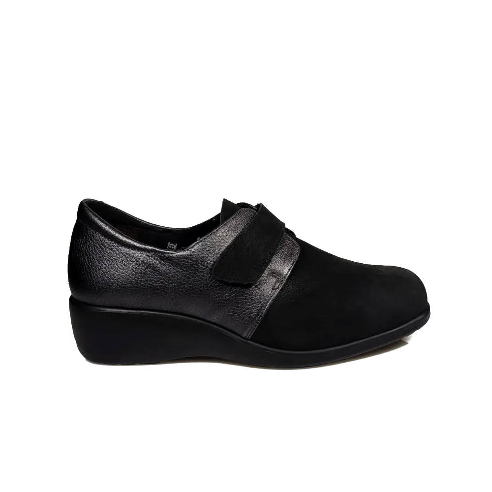 Zapato con velcro.