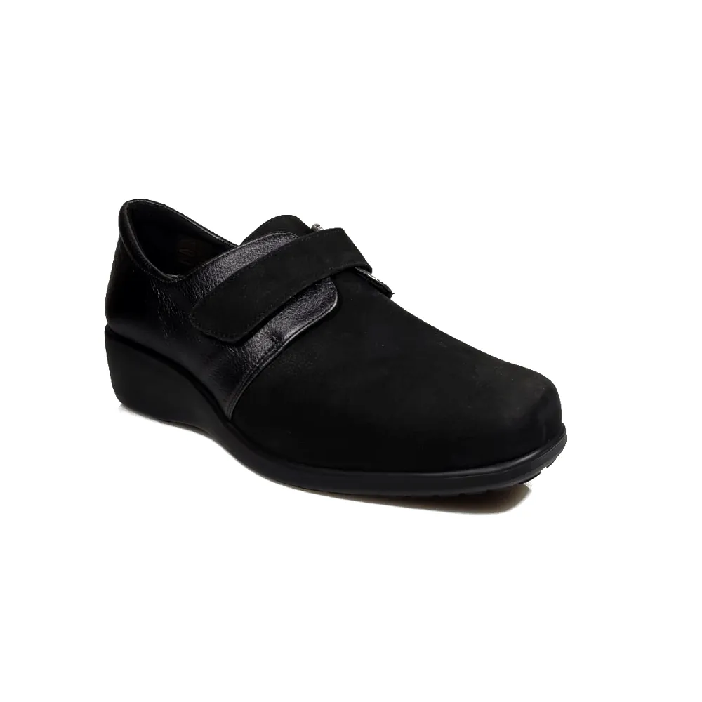 Zapato con velcro.